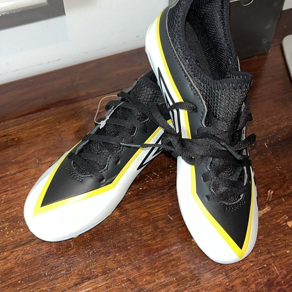 Youth Umbro Pivot Model Soccer Football Cleats White Black Yellow Kid NEW Sz 3